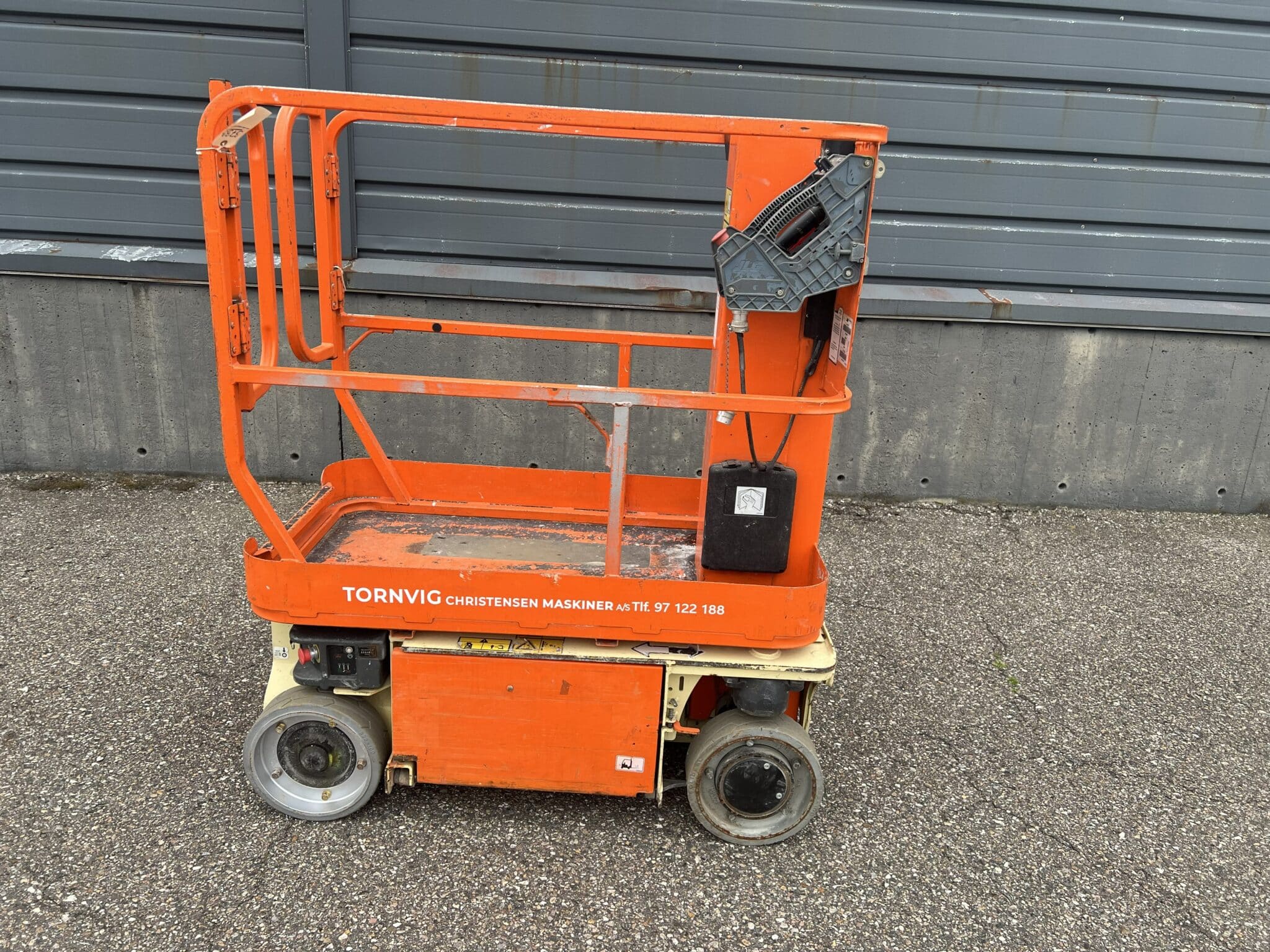 3733_JLG_lift_1230ES_side1