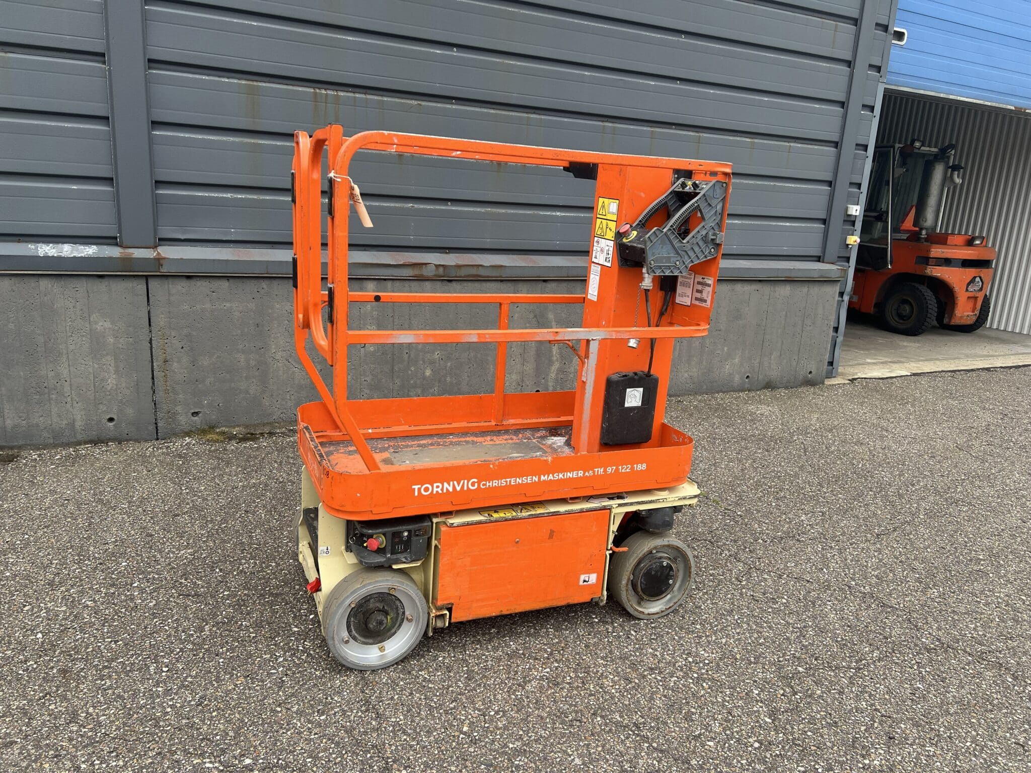 3734_JLG_lift_1230ES_side1